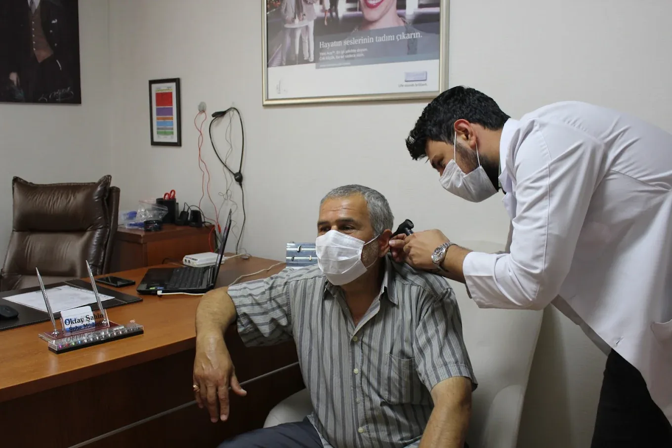 Odyoloğumuz danışanımızın kulağını otoskopla muayene ediyor