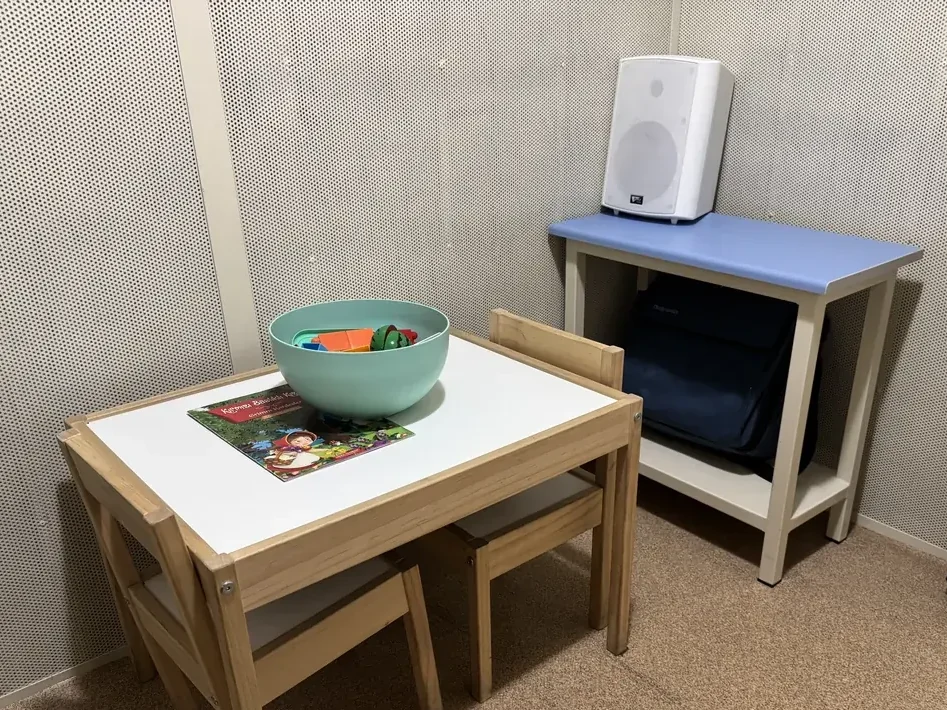 Tandoğan şubemizde çocuklar için hazırlanan test odası; minik masa, sandalyeler ve serbest alan hoparlörü