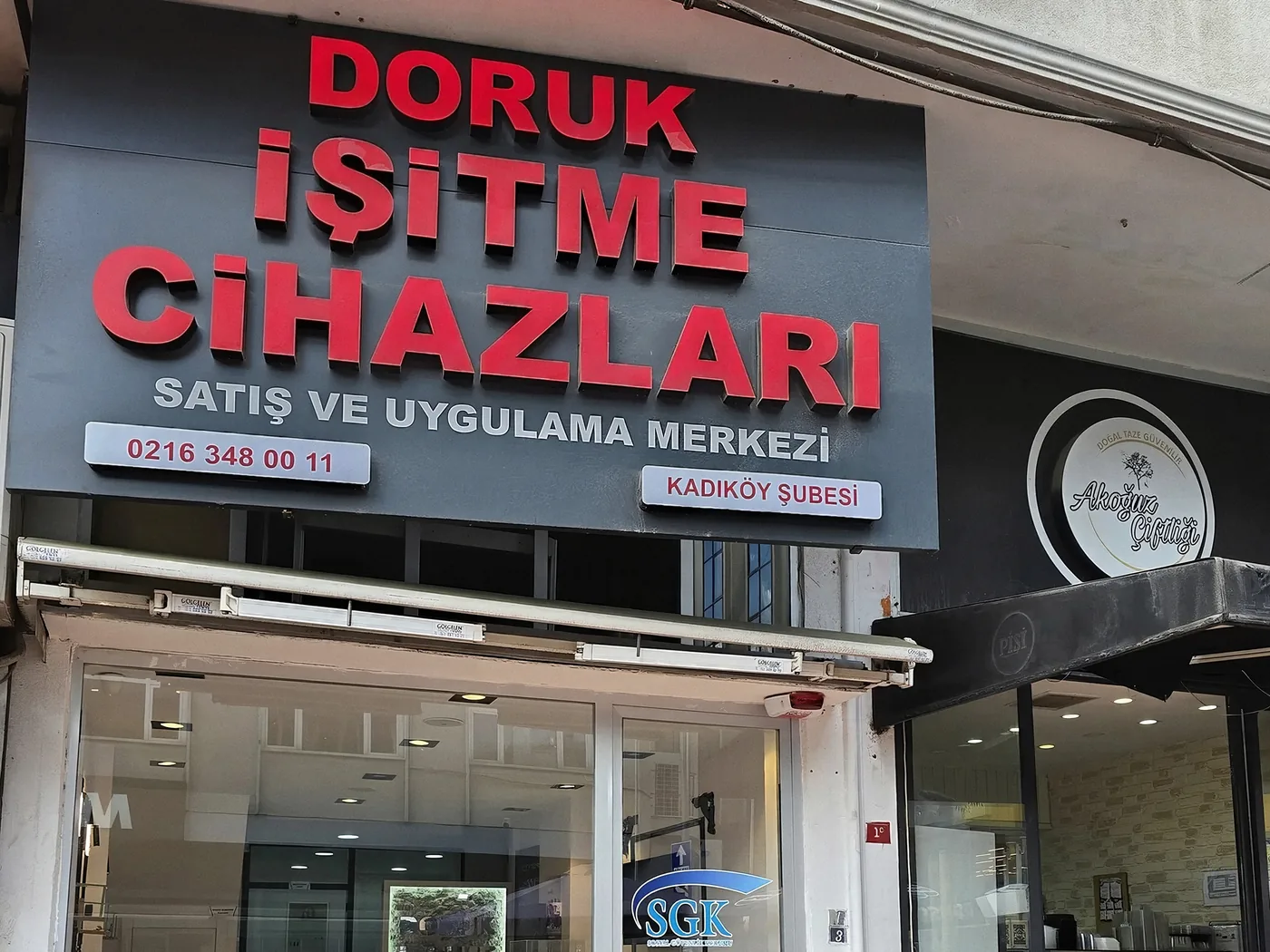 Doruk İşitme Cihazları Kadıköy Şubesi dış cephesi ve cam giriş kapısı