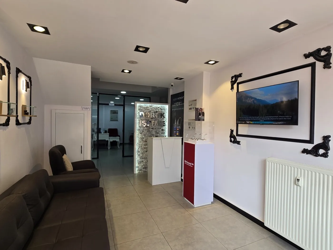 Doruk İşitme Cihazları Kadıköy Şubesi bekleme alanı ve ReSound ürün standı