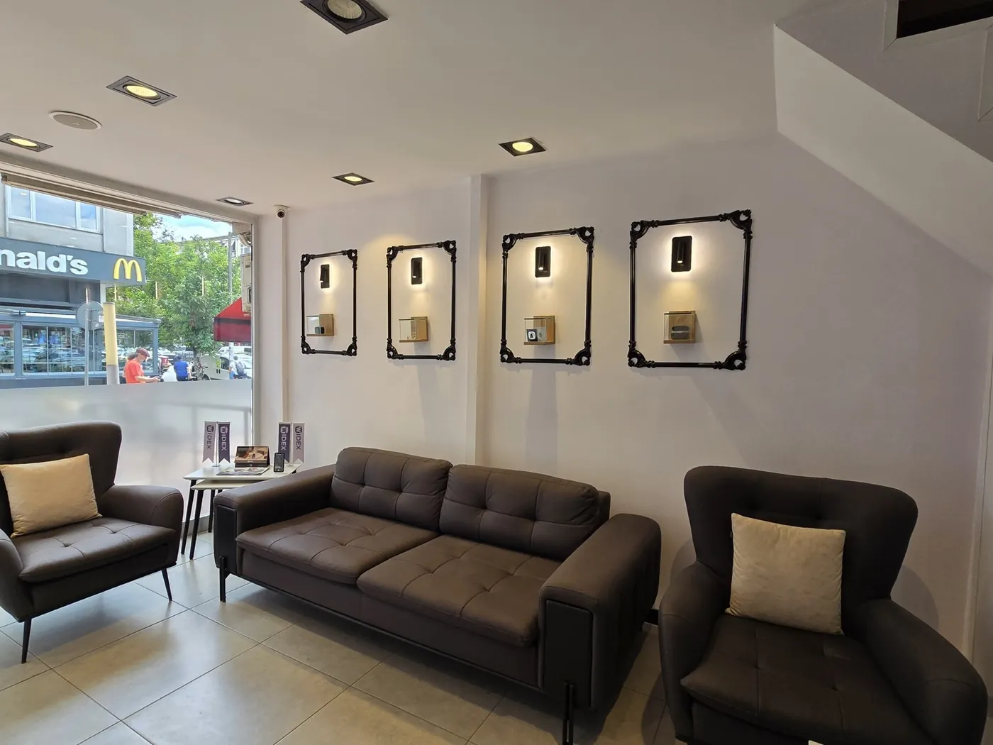 Doruk İşitme Cihazları Kadıköy Şubesi bekleme alanı ve cihaz teşhir çerçeveleri