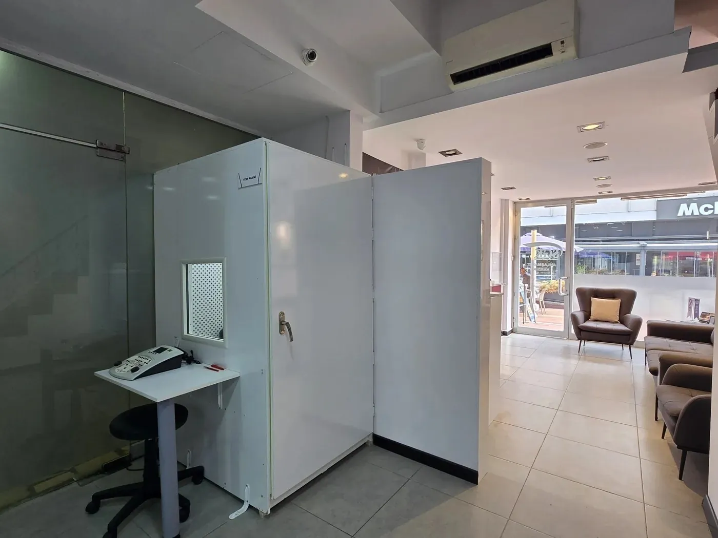 Doruk İşitme Cihazları Kadıköy Şubesi işitme testi kabini ve odyometre cihazı