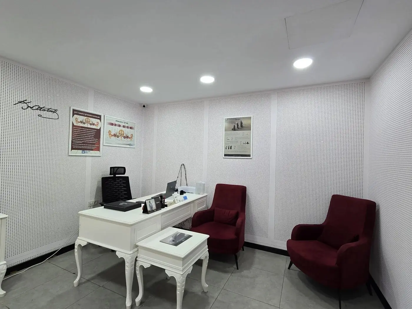 Doruk İşitme Cihazları Kadıköy Şubesi uygulama odası, çalışma masası ve koltuklar