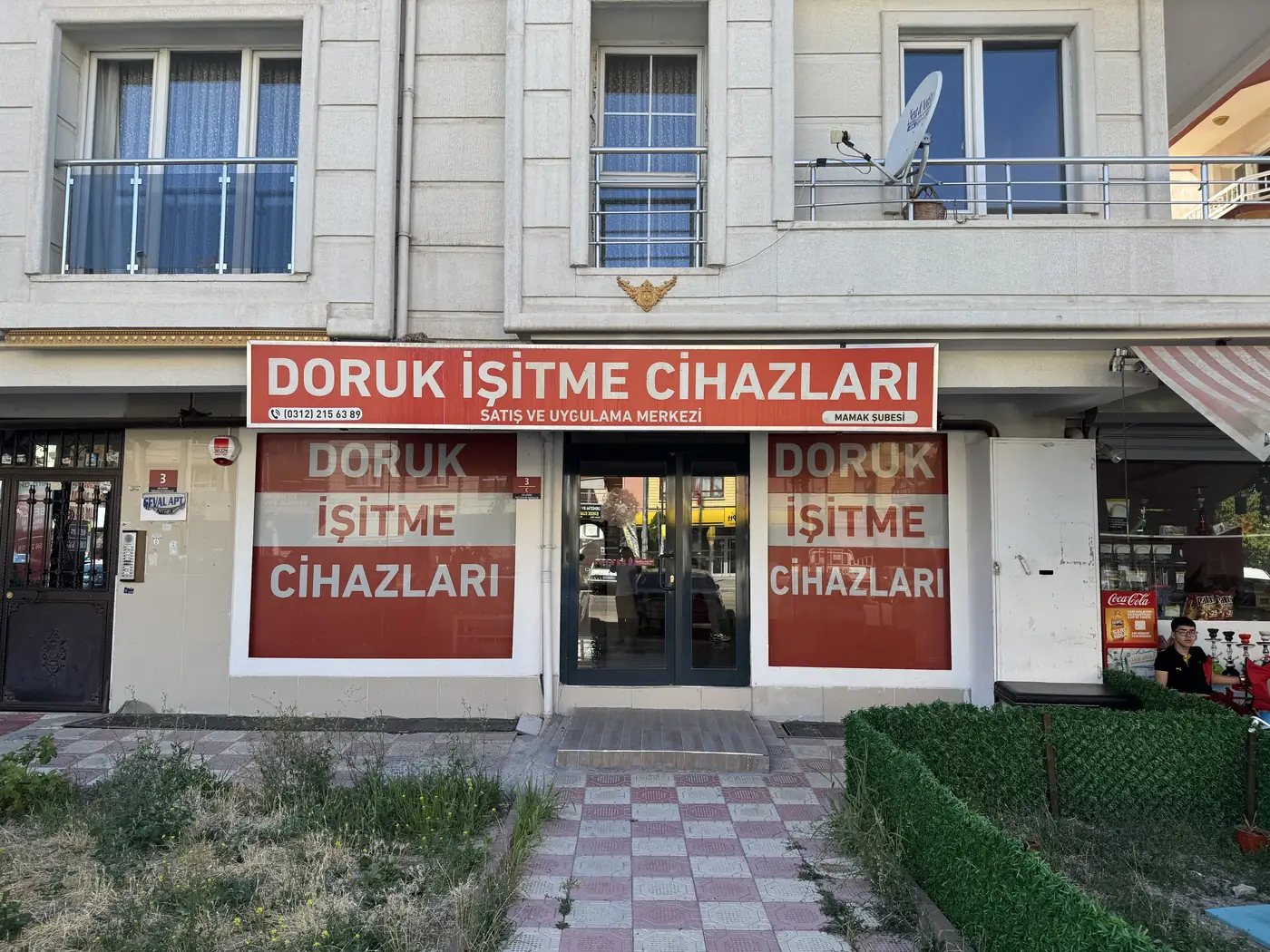 Doruk İşitme Cihazları Mamak Şubesi kırmızı cephe tabelası ve cam giriş kapısı