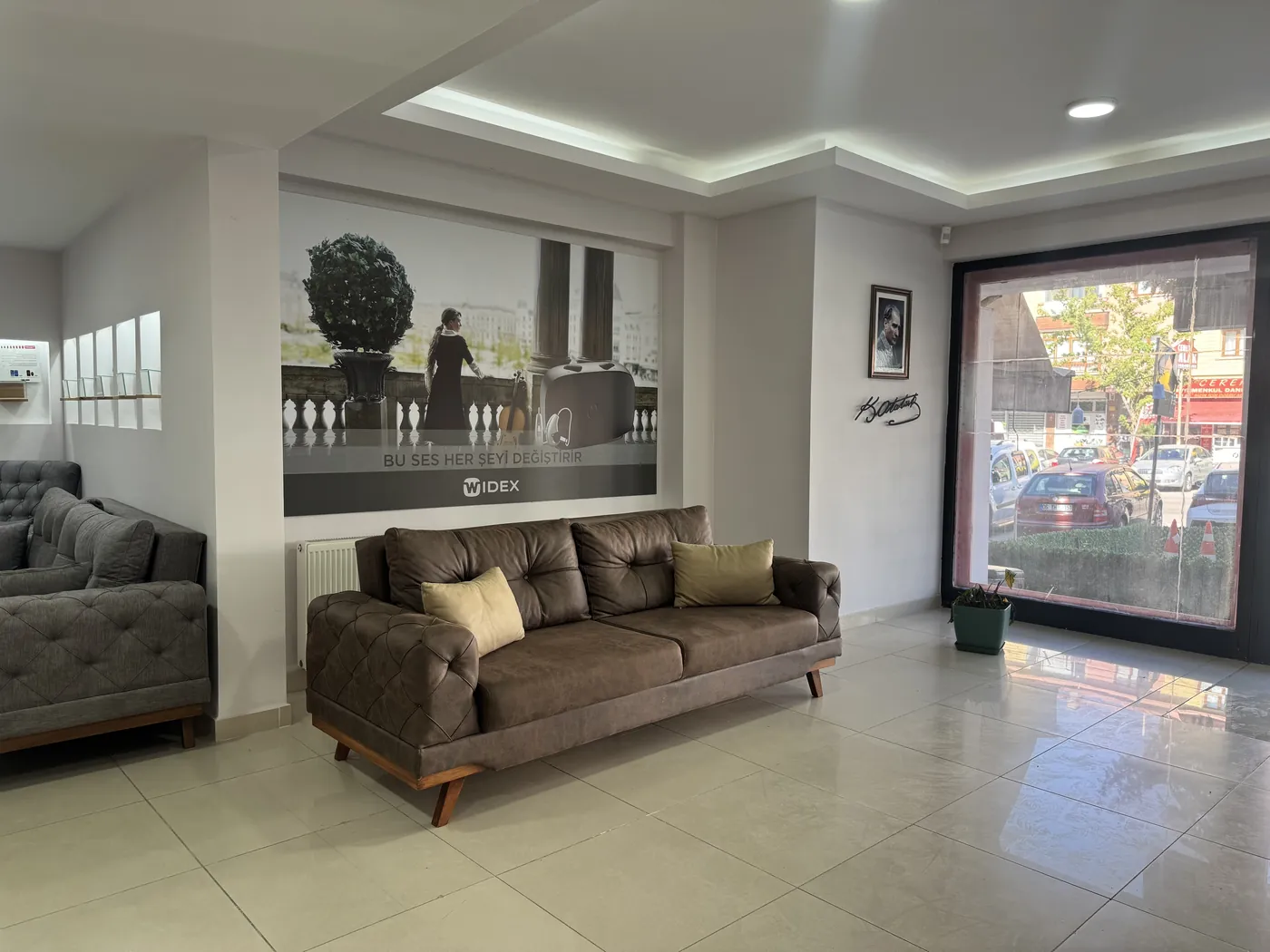 Doruk İşitme Cihazları Mamak Şubesi bekleme alanı, koltuk ve Widex duvar afişi