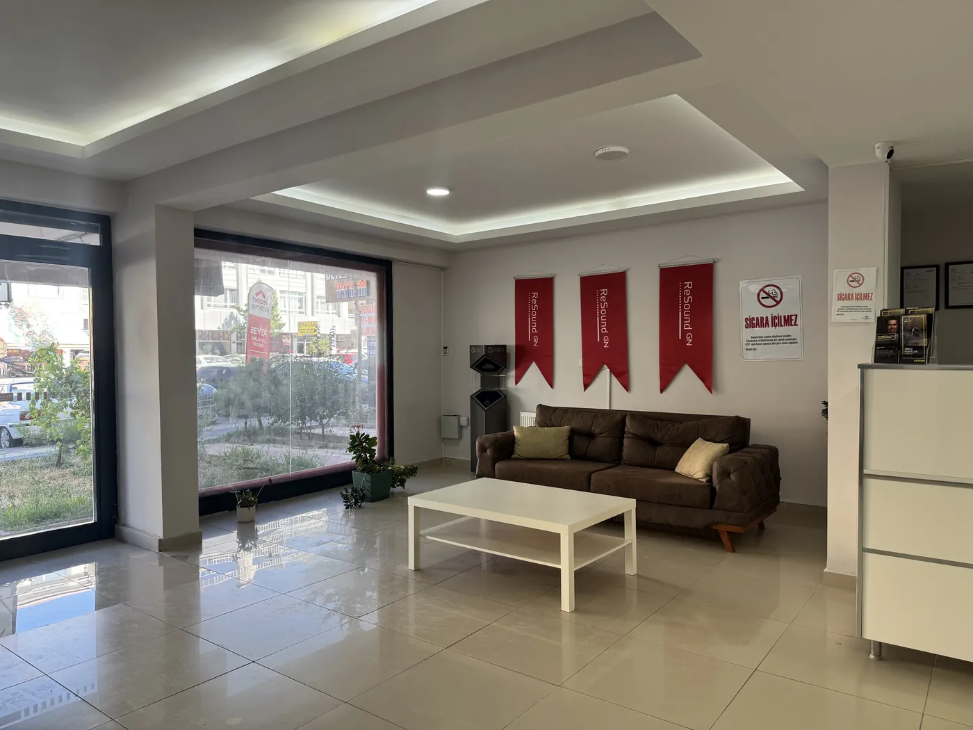 Doruk İşitme Cihazları Mamak Şubesi bekleme alanında koltuk ve ReSound flamaları