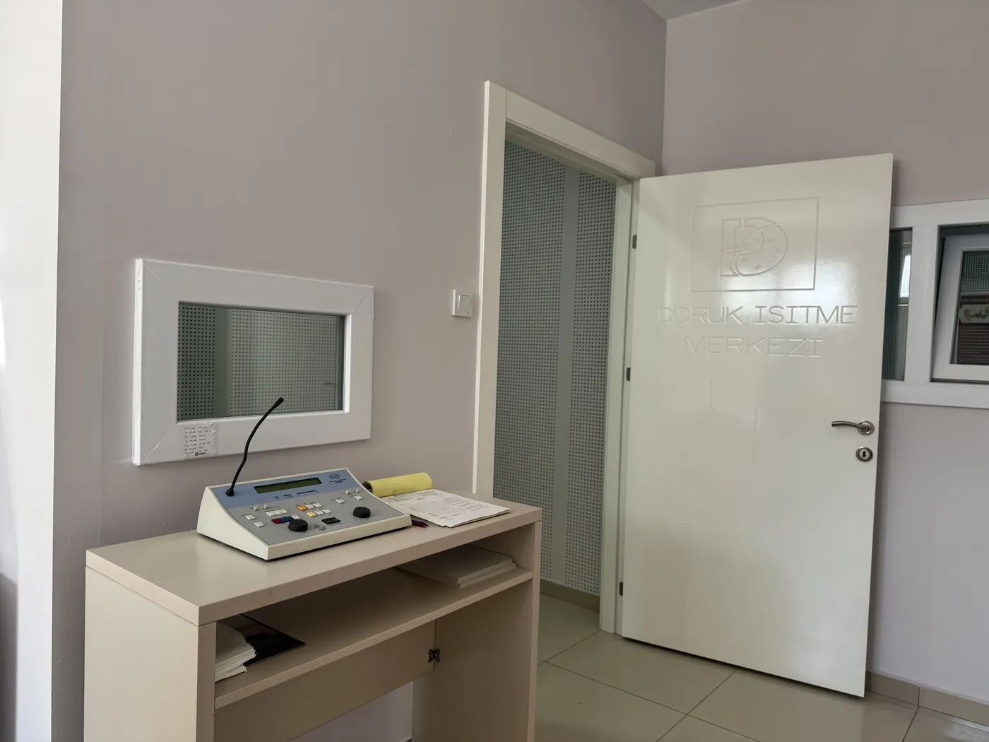 Doruk İşitme Cihazları Mamak Şubesi odyometre cihazı ve test kabini penceresi