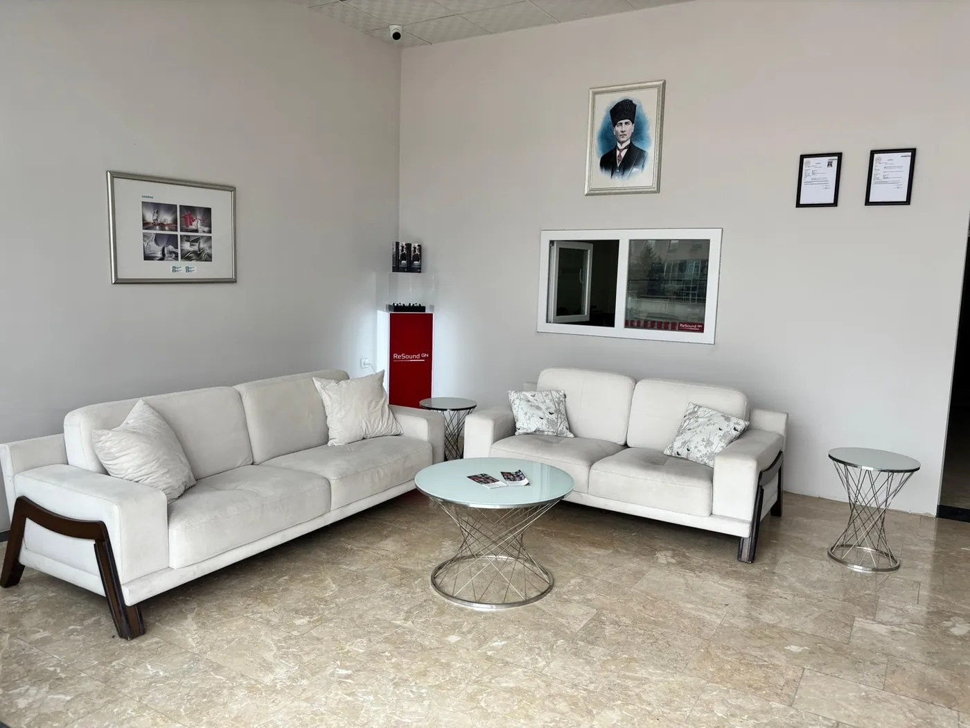 Doruk İşitme Cihazları Polatlı Şubesi bekleme alanındaki oturma grubu ve ReSound standı