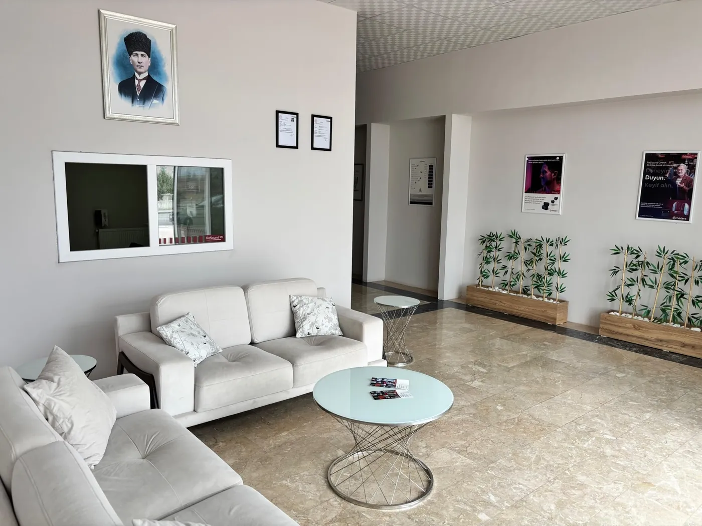 Doruk İşitme Cihazları Polatlı Şubesi bekleme salonu, koltuklar ve cam sehpalar