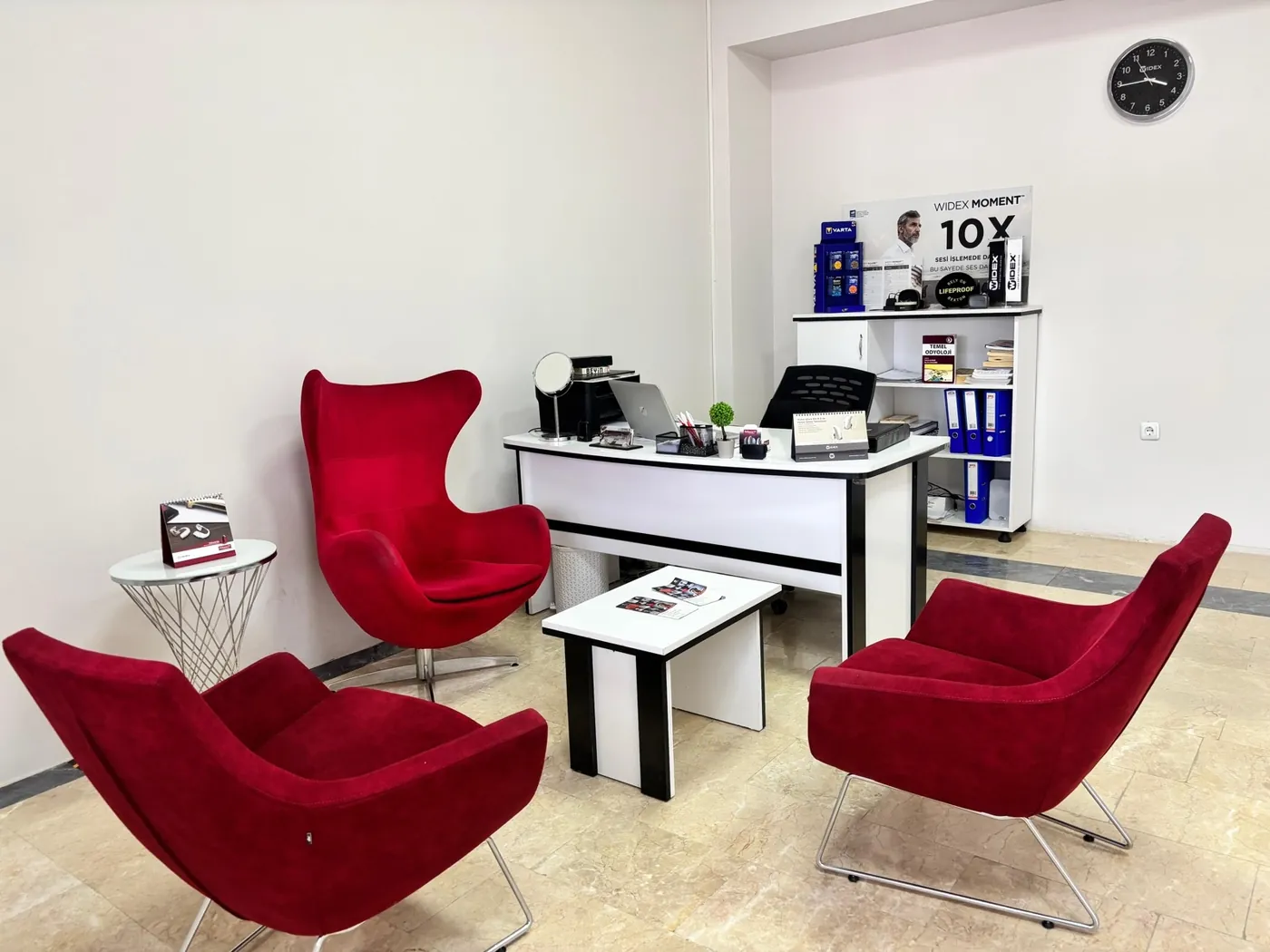 Doruk İşitme Cihazları Polatlı Şubesi uygulama masası ve kırmızı koltuklar