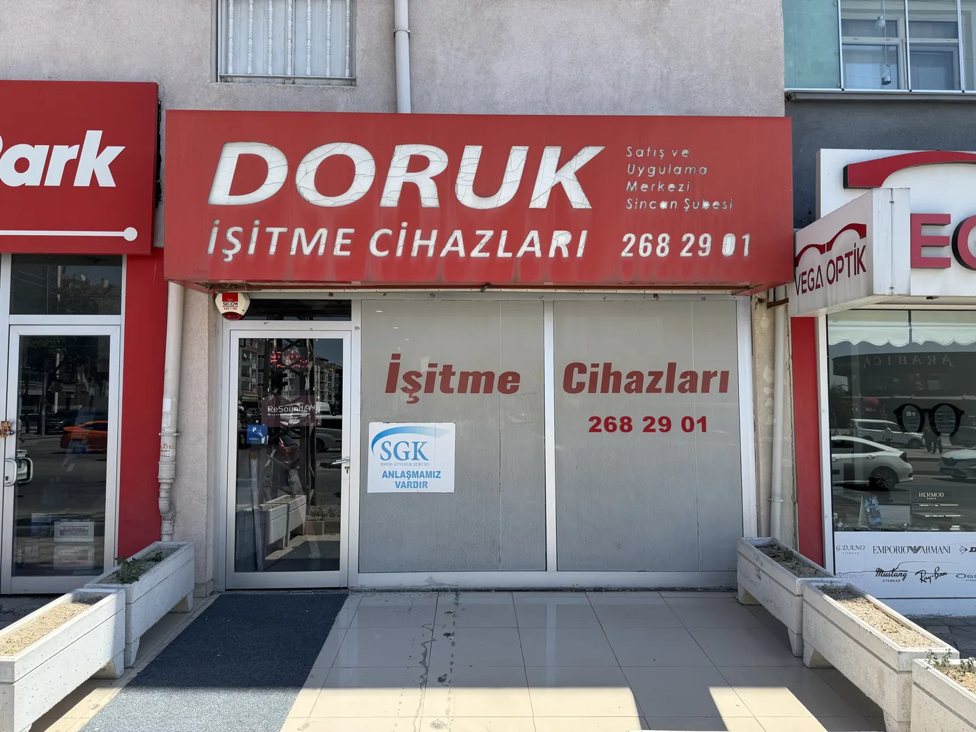 Doruk İşitme Cihazları Sincan Şubesi dış cephesi ve kırmızı tabelası
