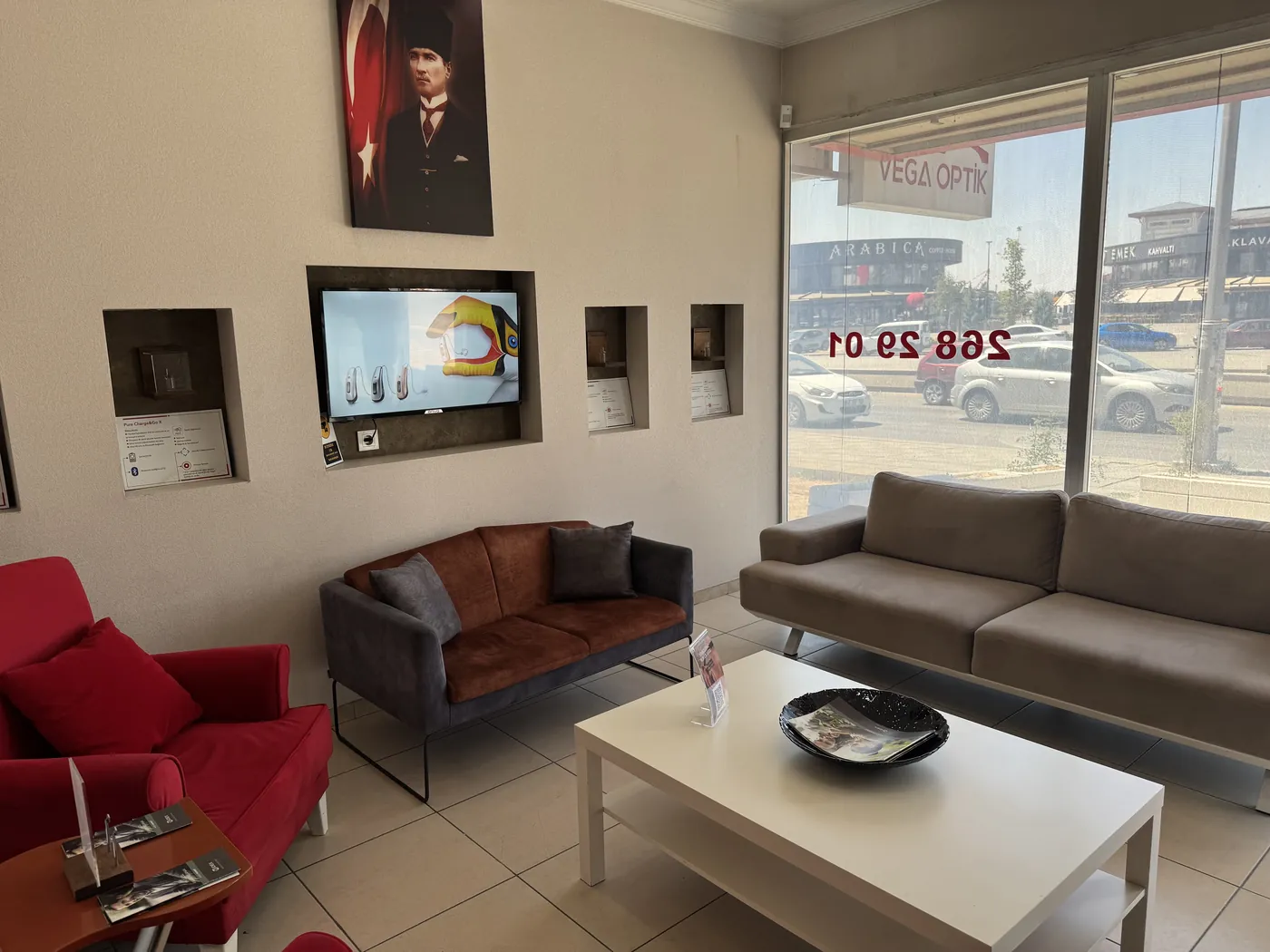Doruk İşitme Cihazları Sincan Şubesi bekleme salonu ve duvardaki tanıtım ekranı