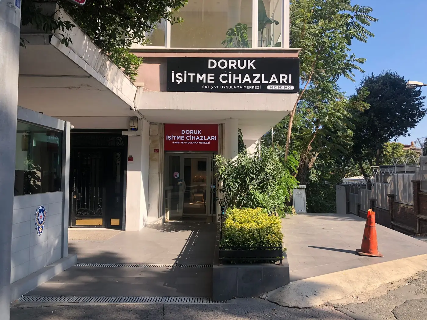 Doruk İşitme Cihazları Taksim Şubesi dış cephesi, tabelası ve cam giriş kapısı