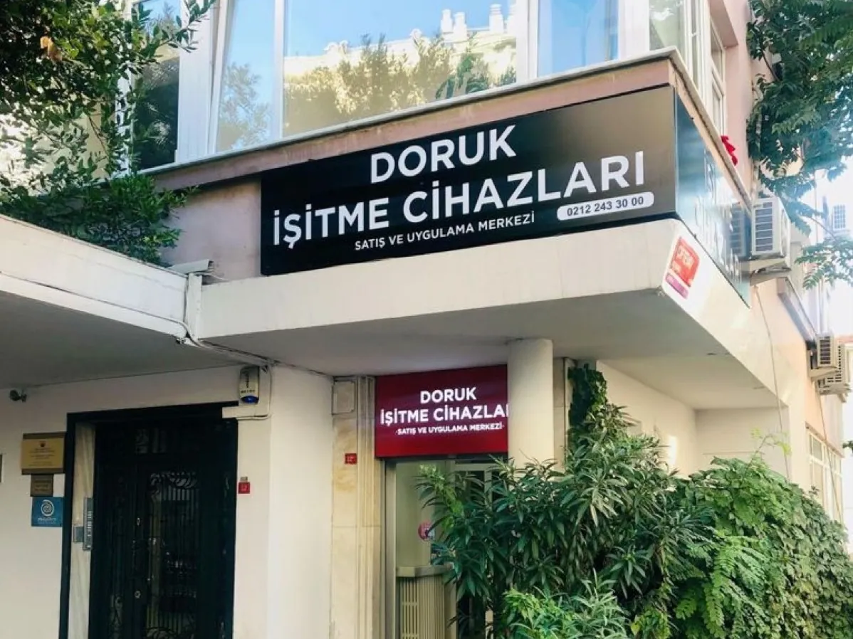 Doruk İşitme Cihazları Taksim Şubesi dış cephe tabelası ve bina girişi