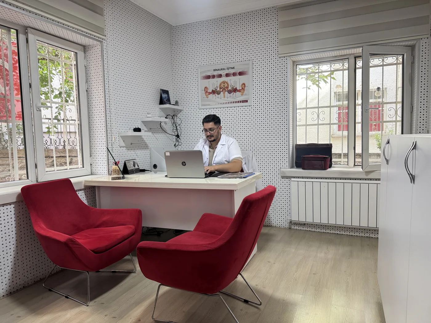 Tandoğan şubemizde uygulama masasında çalışan uzmanımız
