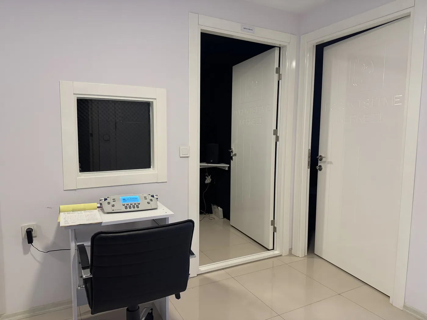 Doruk İşitme Cihazları Ümitköy Şubesi odyometre cihazlı masa ve test odası kapısı